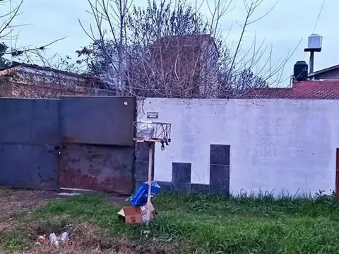 Casa 3 ambientes, con amplio terreno en venta.