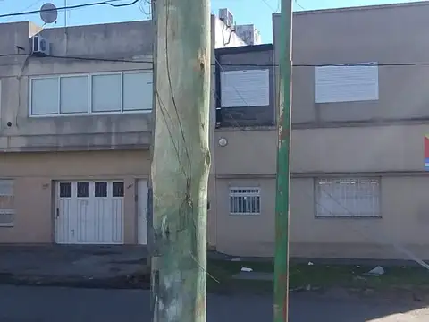 134 ESQ 61 casa con local 1400