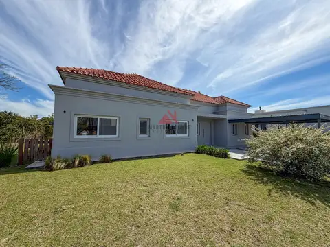 Casa 5 ambientes con 4 baños