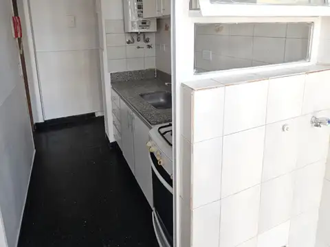 Depto de 3 ambientes al lateral con cocina separada muy luminoso y con excelente vista y ubicación 