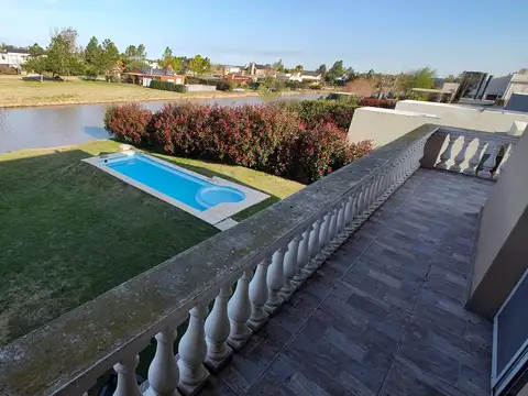 VENTA - Casa - 3 Dormitorios y pileta - Patio con salida al lago - Solares de Carcarañá