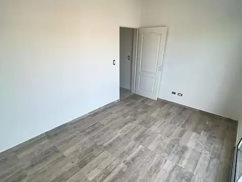 DEPARTAMENTO SEMIPISO AL FRENTE CON COCHERA Y PATIO