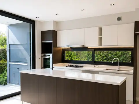 Casa en Venta con 3 cocheras