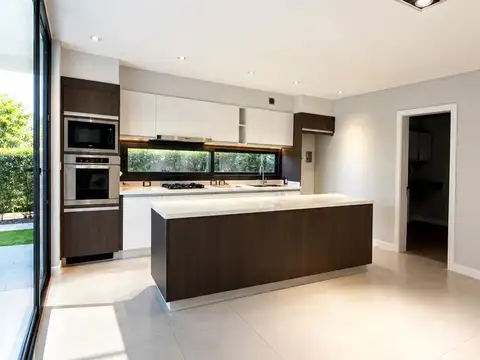 Casa 5 ambientes con 4 baños