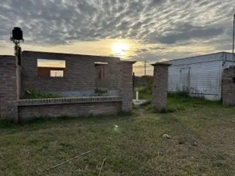 CASA A TERMINAR SOBRE AMPLIO TERRENO 