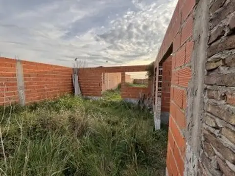 CASA A TERMINAR SOBRE AMPLIO TERRENO