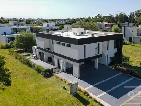 Casa en venta lote interno de 6 ambientes en Greenville Polo. Hudson. Berazategui