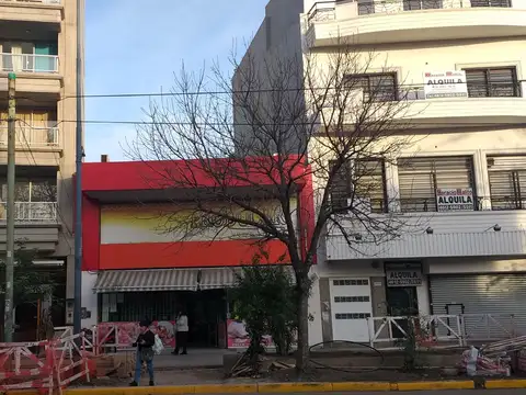 LOCAL DOBLE ALTURA Y ENTREPISO, SOBRE LOTE PROPIO - LOCAL CON DOS BAÑOS Y DOS COCINAS 