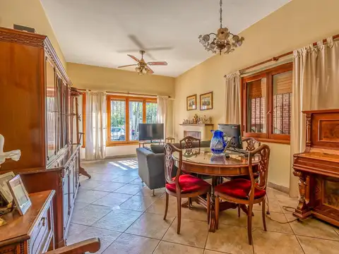 Casa 5 ambientes con 2 baños