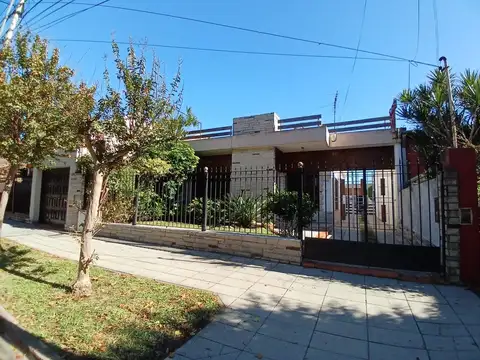Casa sobre lote 10x30 con jardin y terraza