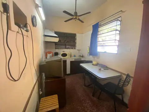 Excelente oportunidad Casa a reciclar tipo chorizo sobre LOTE GRANDE