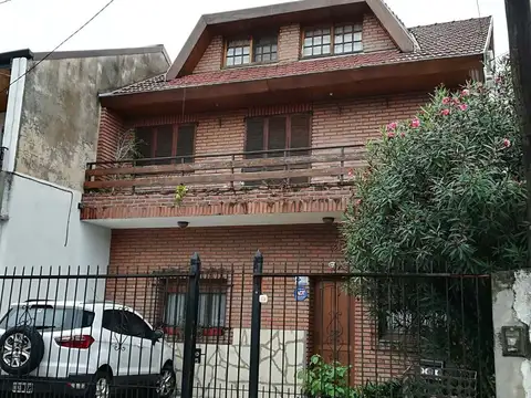 VENTA Olivos Casa 2 familias o renta + 2 cocheras