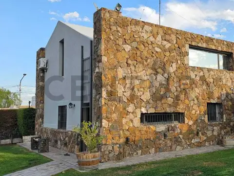 Casa en Venta con 2 cocheras