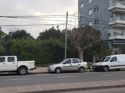 Av. Pres. Juan Domingo Perón 2000
