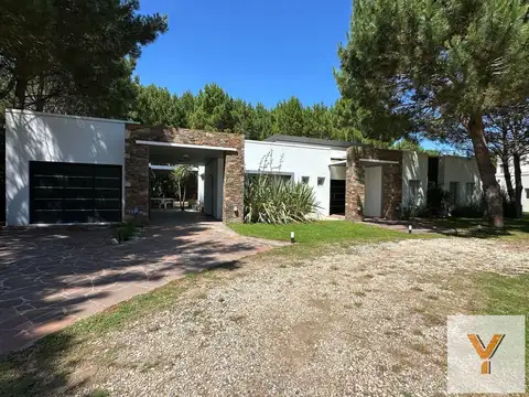 Casa en venta - 4 Dormitorios 4 Baños - 1.461Mts2 - Pinamar