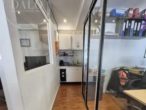 Oficina 6 ambientes con 2 baños