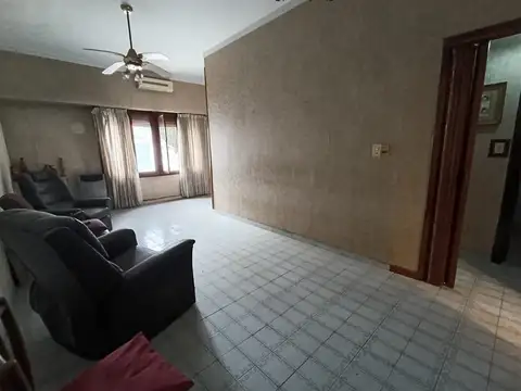 Casa tipo chalet con doble entrada  General Pacheco y Borges