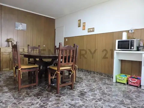 Casa 5 ambientes con 2 baños