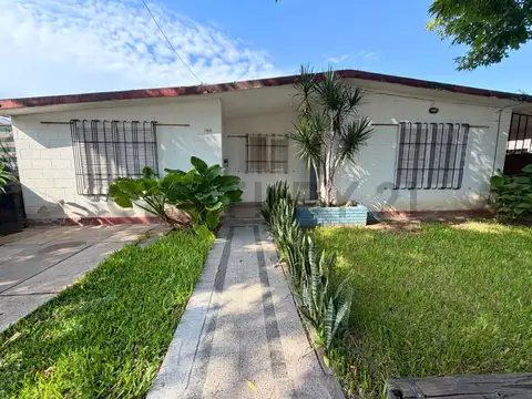 Venta Casa de 3 Dormitorios con patio y cochera en Parque Field, Rosario