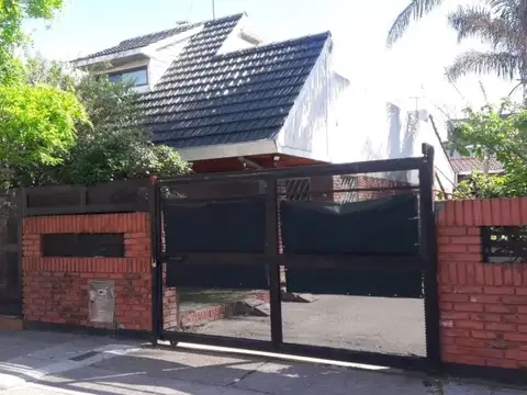 Chalet a reciclar sobre lote de 20x65. IDEAL CONSTRUCTOR