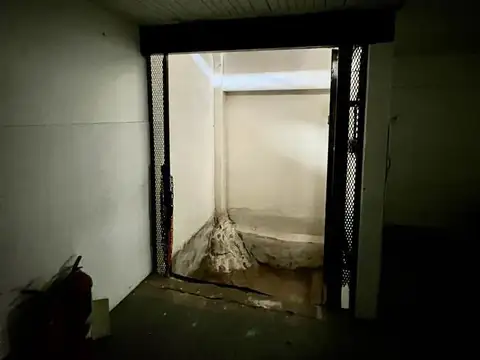 Excelente depósito en 2 plantas con montacarga, oficina y baños