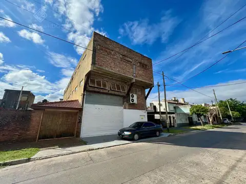 Excelente depósito en 2 plantas con montacarga, oficina y baños