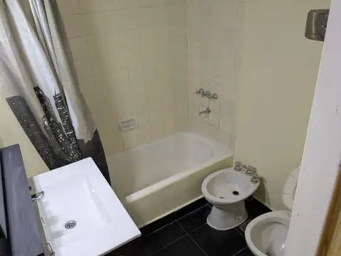 2 ambientes lateral , impecable con patio.