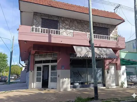 Casa y locales en zona céntrica de Berisso.