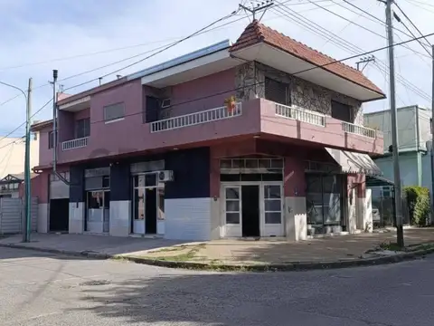Casa y locales en zona céntrica de Berisso.