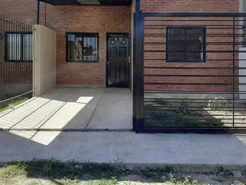 Casa de dos dormitorios y jardín en San Carlos, en calle 522 entre 139 y 140.
