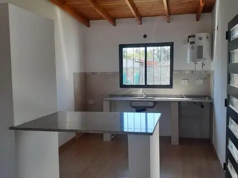 Casa de dos dormitorios y jardín en San Carlos, en calle 522 entre 139 y 140.