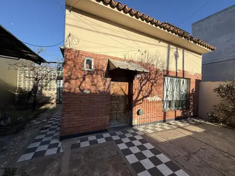 Casa 3 ambientes con cochera y patio  - Wilde
