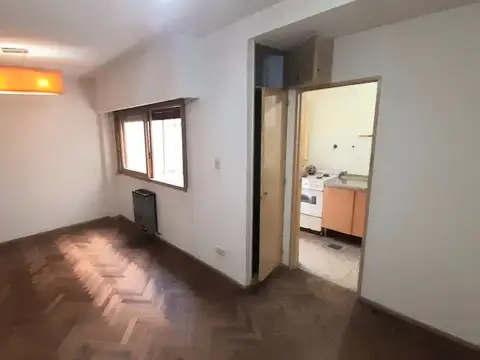 DEPTO DE 1AMB. 1º PISO LATERAL, EN MUY BUEN ESTADO, de aprox 25Mts2 con  ambiente (6x3); cocina separada, baño