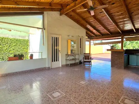 VENTA CASA con jardín y terraza en Monte Castro