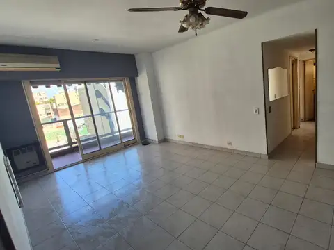 3 ambientes a la calle con balcon