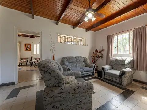 CASA DE 3 DORMITORIOS CON GRAN TERRENO DE 1.600 M2 