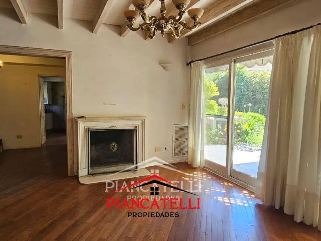 Casa - 194  m² Cubierta | 4 dormitorios | 25 años | 3 baños | 5 ambientes | 6 cocheras