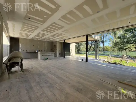 Venta de Casa 4 ambientes con cochera y pisciona en Miralagos- La Plata