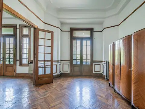 Piso Completo de 211 m² en Edificio Histórico - Categoría y Estilo en Monserrat
