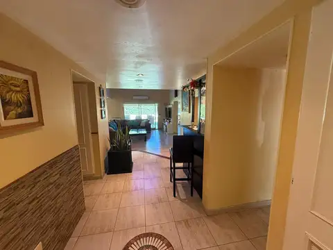 Casa en Venta con 3 cocheras