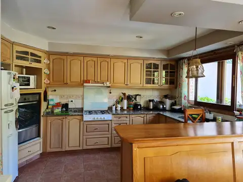 Casa 5 ambientes con 4 baños
