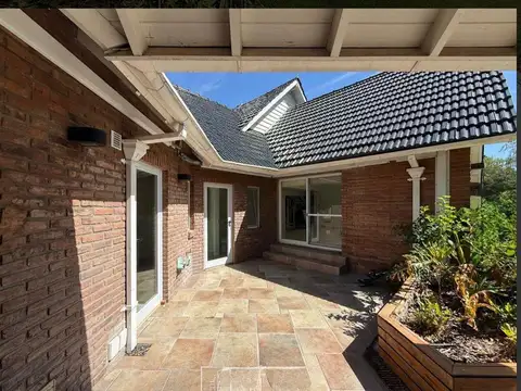 Casa en Alquiler con 8 cocheras