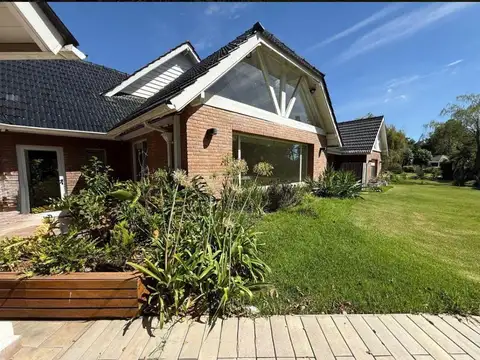 Casa 6 ambientes con 5 baños