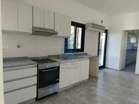 Casa 4 ambientes con 2 baños