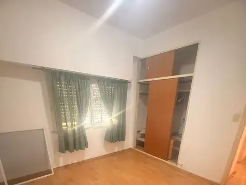 Departamento T/casa De 3 Ambientes En Primer Piso Sobre Boulevard De Los Italianos A Metros De Av. Belgrano