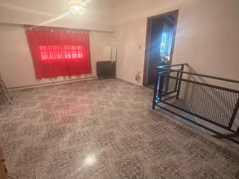 Departamento T/casa De 3 Ambientes En Primer Piso Sobre Boulevard De Los Italianos A Metros De Av. Belgrano