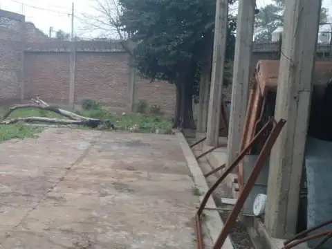 Galpon sobre Av Juan Manuen de Rosas, con salida a 2 calles