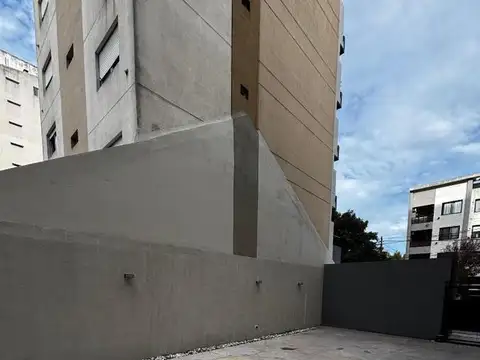 COCHERA DESCUBIERTA EN PLENO CENTRO DE BANFIELD (FC)