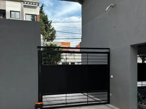 COCHERA DESCUBIERTA EN EPLENO CENTRO DE BANFIELD (FC)