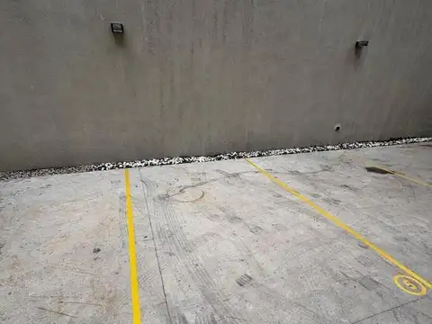 COCHERA DESCUBIERTA EN EPLENO CENTRO DE BANFIELD (FC)